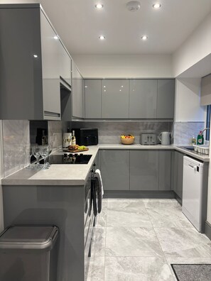 Fridge, microwave, oven, dishwasher - Modern 4 Bed Ensuite Home | Contractors | Parking (Scunthorpe)