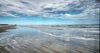 Walk to Shops, Near Dining & Beach Central Port A Location Casa Coconut by Avantstay