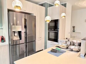 Een koelkast, een microgolfoven, een oven, een kookplaat