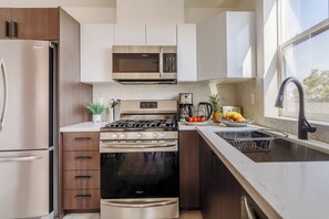 Microwave, oven, stovetop, dishwasher - Hollywood Art House with Bright Sunlight (Los Angeles)