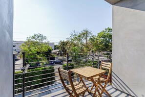 Outdoor dining - Hollywood Art House with Bright Sunlight (Los Angeles)