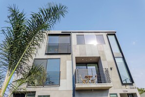 Exterior - Hollywood Art House with Bright Sunlight (Los Angeles)