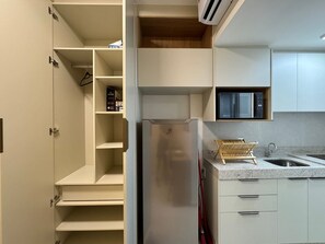 Studio | Private kitchen | Mini-fridge, microwave, cookware/dishes/utensils - Mahrak Villa - VSH (Ipojuca)
