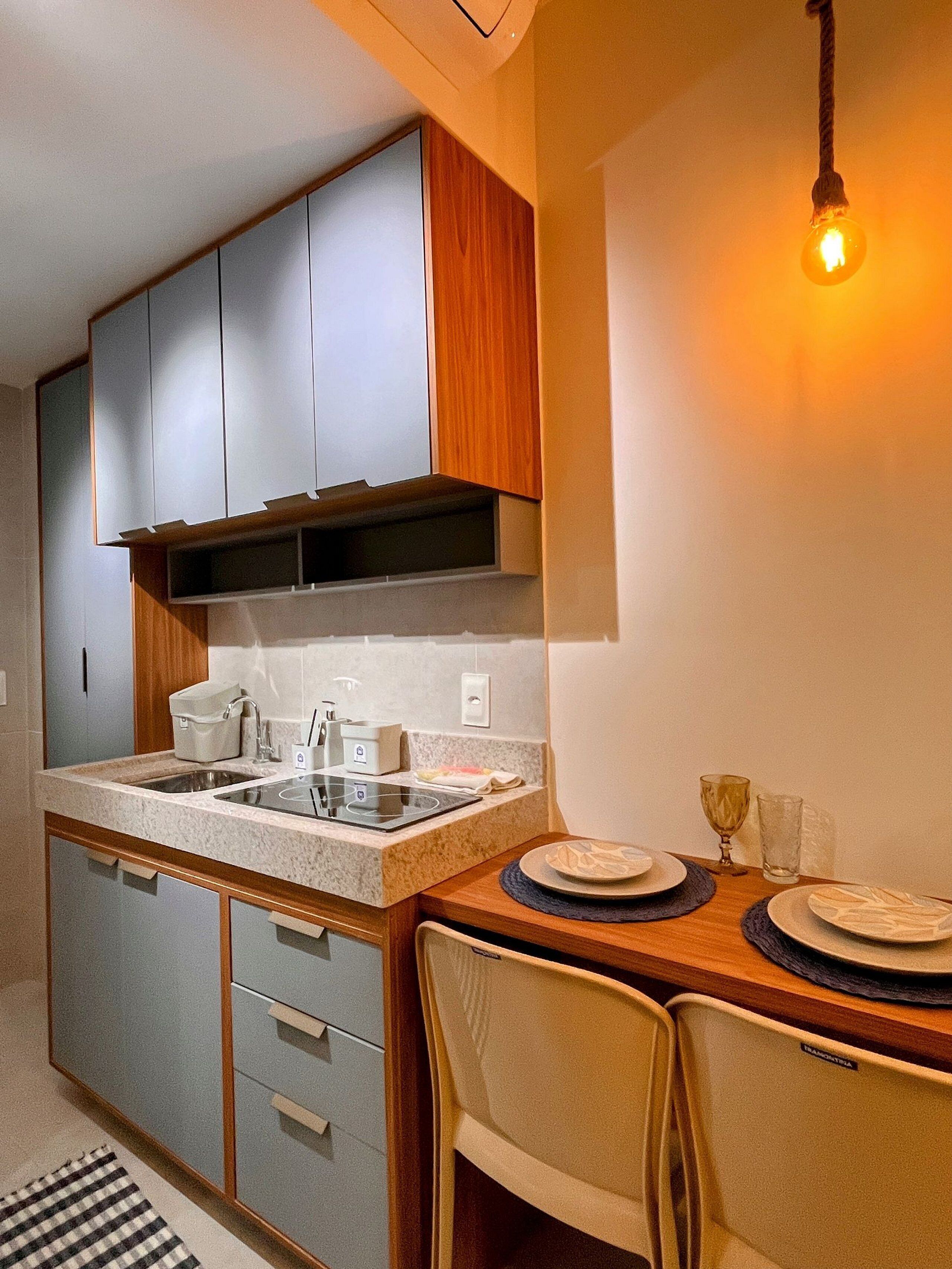 Frigobar, microondas, utensilios de cocina
