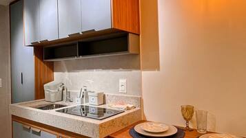 Frigobar, microondas, utensilios de cocina