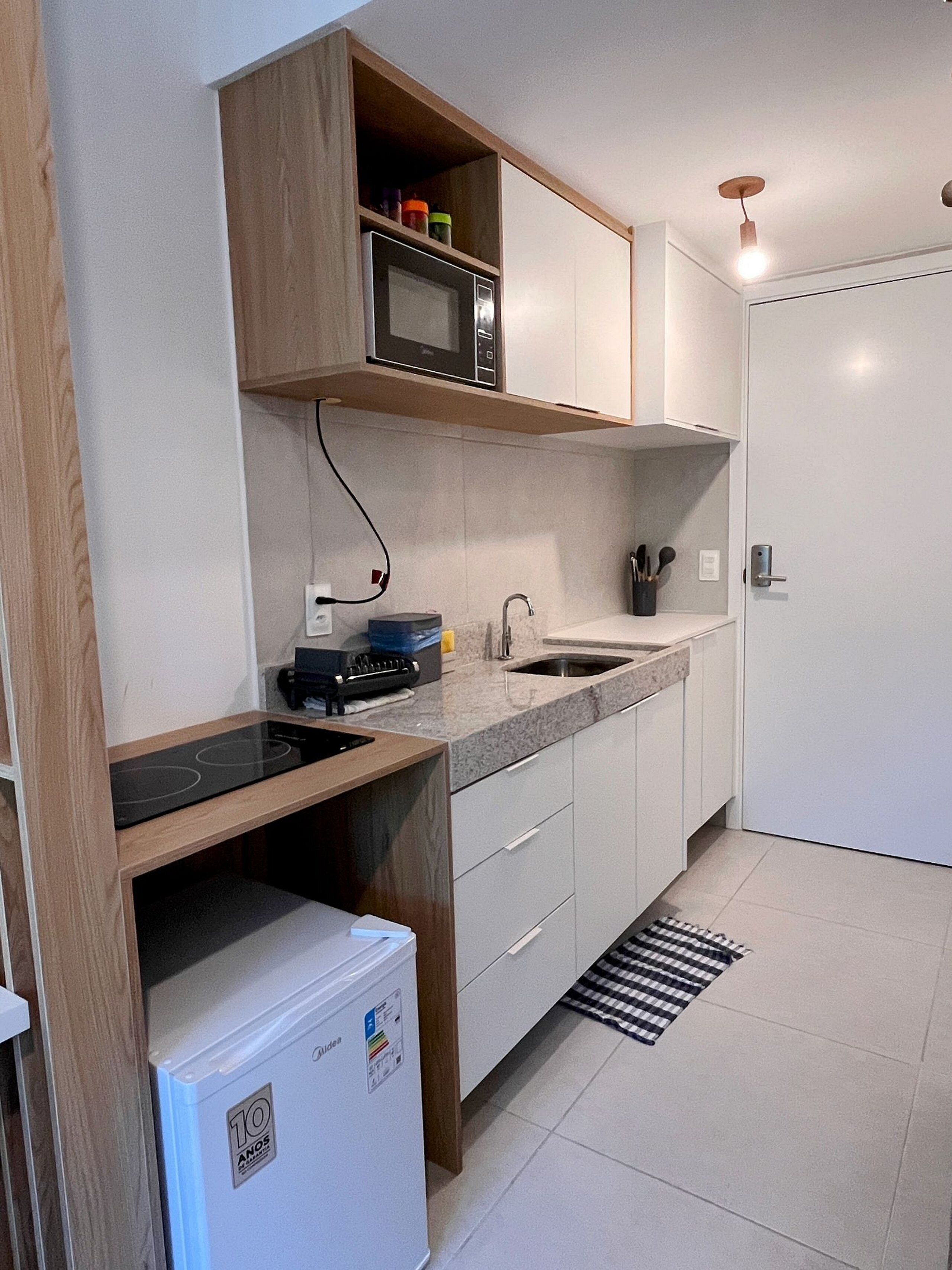 Basic-Studio | Eigene Küche | Mini-Kühlschrank, Mikrowelle, Kochgeschirr/Geschirr/Besteck