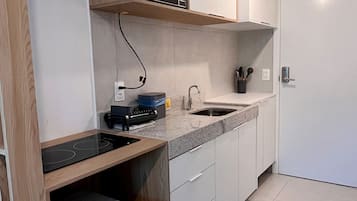 Basic-Studio | Eigene Küche | Mini-Kühlschrank, Mikrowelle, Kochgeschirr/Geschirr/Besteck