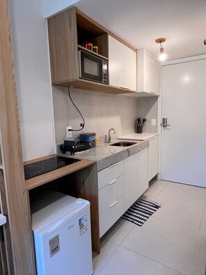 Basic Studio | Private kitchen | Mini-fridge, microwave, cookware/dishes/utensils - Mahrak Villa - VSH (Ipojuca)