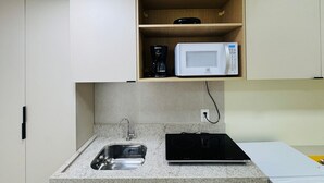 Comfort Studio | Private kitchen | Mini-fridge, microwave, cookware/dishes/utensils - Mahrak Villa - VSH (Ipojuca)