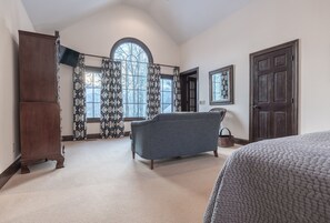 6 bedrooms, desk, iron/ironing board, WiFi - Hawk’s Landing | Hot Tub, Views & Game Room (Banner Elk)