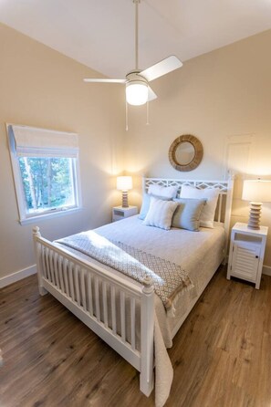 Escritorio, tabla de planchar con plancha y wifi 