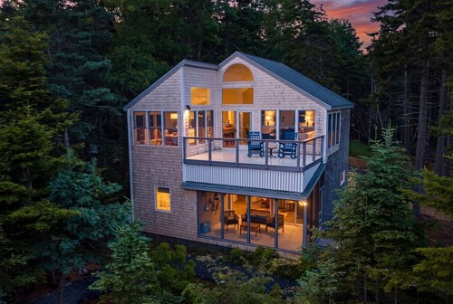 New! Peer over the Tree tops for a stunning view of the ocean!