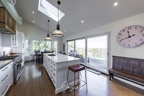 Fridge, microwave, oven, stovetop - Lovely 4 bedroom, 3 bathroom home with spectacular views (Duntroon)