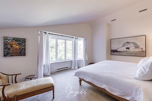 4 bedrooms, iron/ironing board, free WiFi, bed sheets - Lovely 4 bedroom, 3 bathroom home with spectacular views (Duntroon)