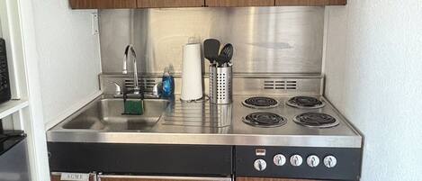 Køleskab, mikrobølgeovn, ovn, kogeplade