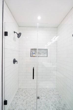 Shower, hair dryer, towels, soap - 4 bedrm sleeps 14 people NW DC parking w/EV (Washington)