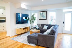 Living area - 4 bedrm sleeps 14 people NW DC parking w/EV (Washington)