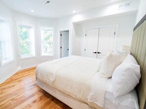 6 bedrooms, iron/ironing board, WiFi, bed sheets