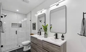 Shower, hair dryer, towels, soap - NW DC EV parking, deck, 2 Kitchens Sleeps 20+ (Washington)