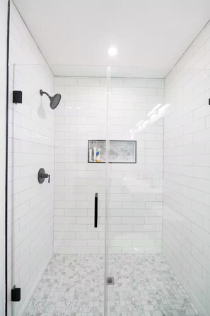 Douche, sèche-cheveux, serviettes fournies, savon