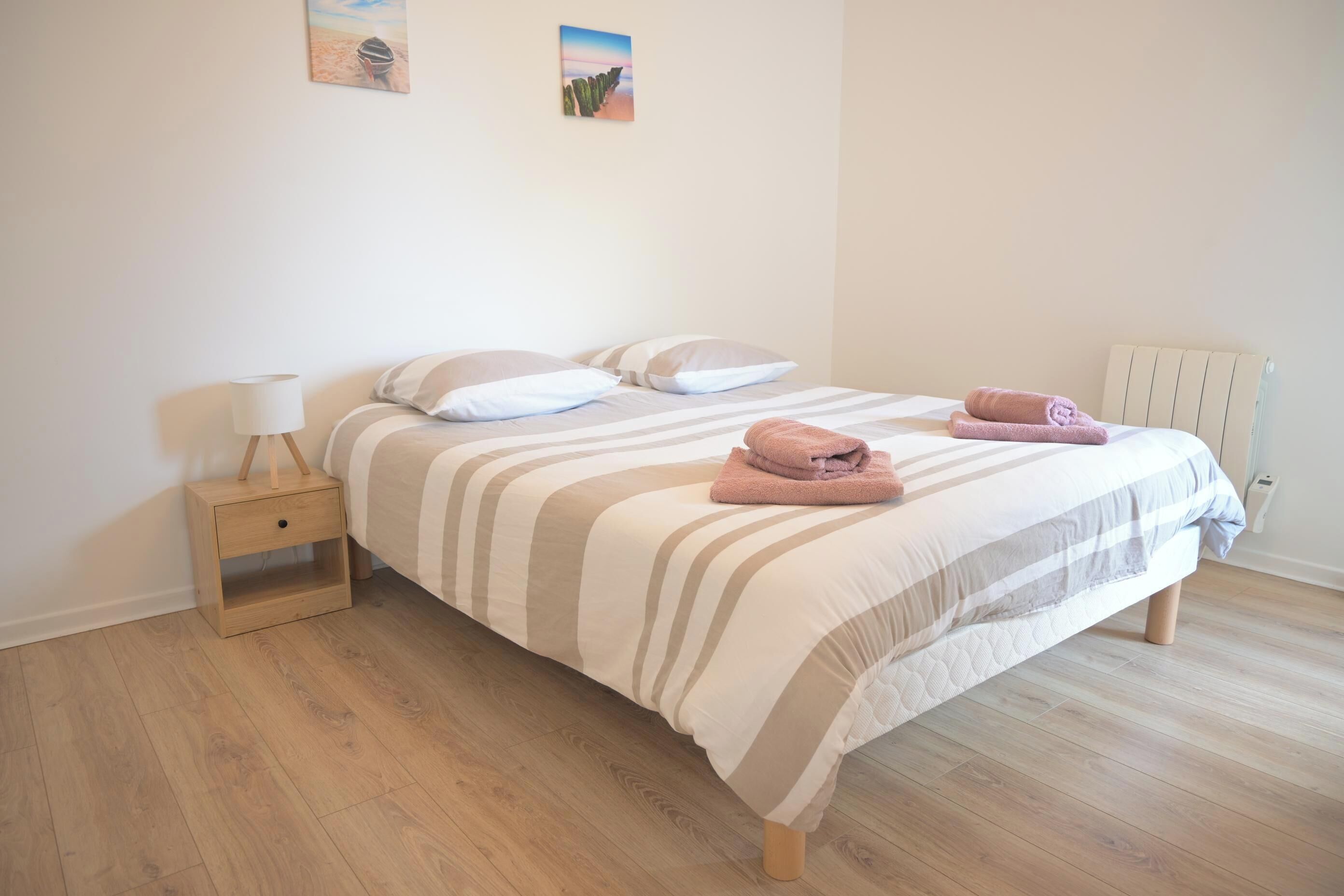 2 Schlafzimmer, Schreibtisch, Bügeleisen/Bügelbrett, Reisekinderbett