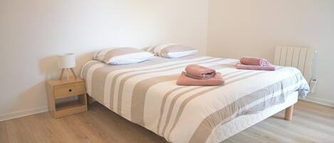 2 Schlafzimmer, Schreibtisch, Bügeleisen/Bügelbrett, Reisekinderbett