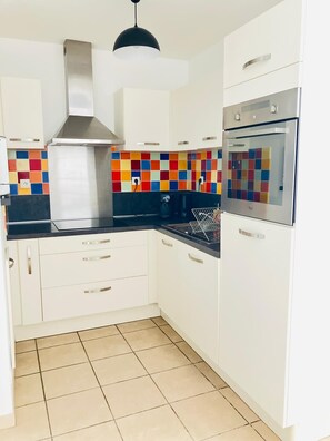 Fridge, microwave, oven, stovetop - Apartment Le Cap Trégor/All on foot/Draps included (Perros-Guirec)