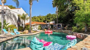 A pool area with lounge chairs, a hot tub, and a stone wall. - Private Malibu Escape w/ Guest House, Fire Pits & Mountain Views The Malibu Retreat by Avantstay (Calabasas)
