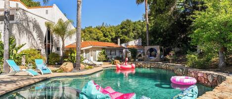 House (6 Bedrooms) | Interior