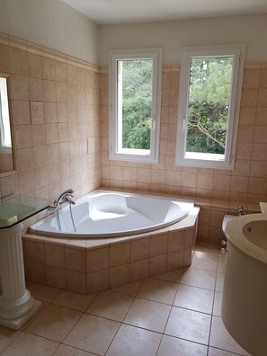 Bidet, savon, papier toilette