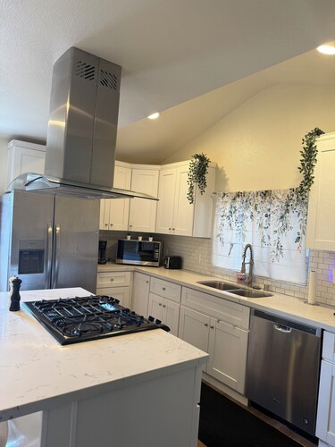 Close to beaches and mountains, and pet friendly!