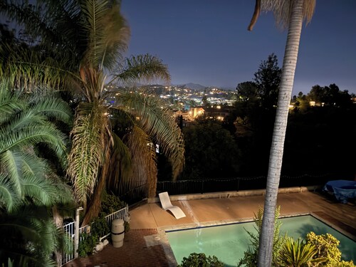 30 minutes away to beaches or mountains, and pet friendly!