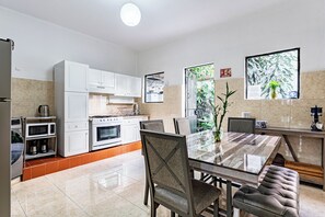 Private kitchen - Casa Maria Elena - 6 Bedrooms, 7 Bathrooms & Patio (Ciudad de México)
