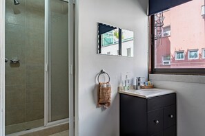Hair dryer, towels, soap, toilet paper - Casa Maria Elena - 6 Bedrooms, 7 Bathrooms & Patio (Ciudad de México)