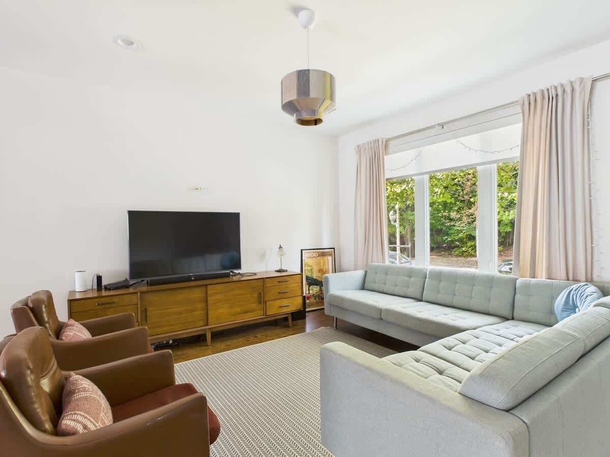 Televisión y oficina 