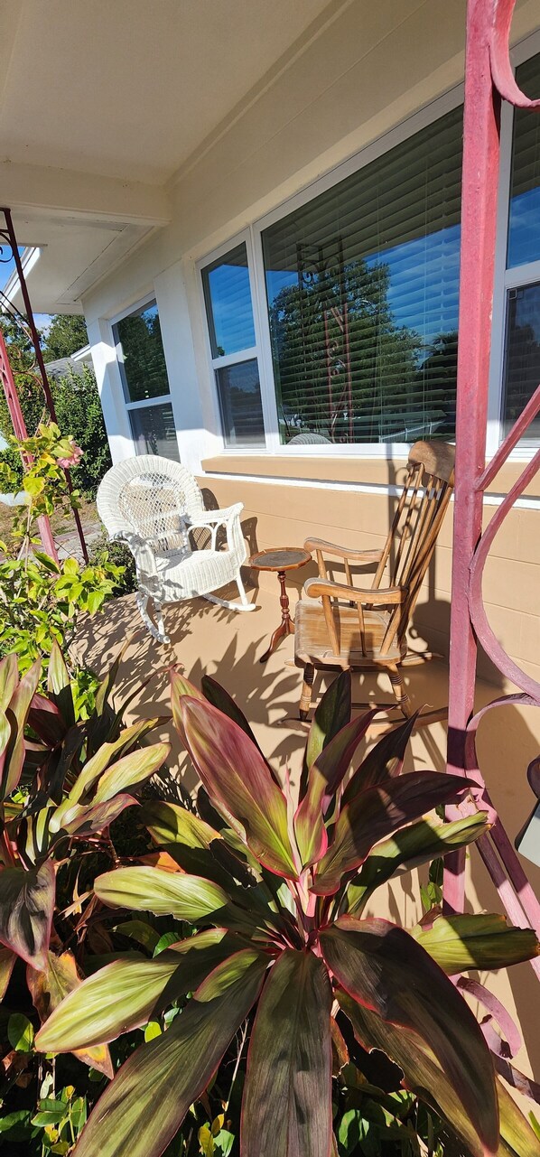 Terrace/patio - Cozy Retro 2BR Getaway in St. Petersburg - Near Beaches & Downtown (St. Petersburg)