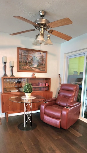 Smart TV, fireplace, video games, books - Cozy Retro 2BR Getaway in St. Petersburg - Near Beaches & Downtown (St. Petersburg)