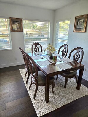 Dining - Cozy Retro 2BR Getaway in St. Petersburg - Near Beaches & Downtown (St. Petersburg)