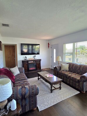 Smart TV, fireplace, video games, books - Cozy Retro 2BR Getaway in St. Petersburg - Near Beaches & Downtown (St. Petersburg)