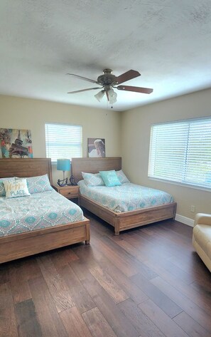 2 bedrooms, desk, free WiFi, bed sheets - Cozy Retro 2BR Getaway in St. Petersburg - Near Beaches & Downtown (St. Petersburg)