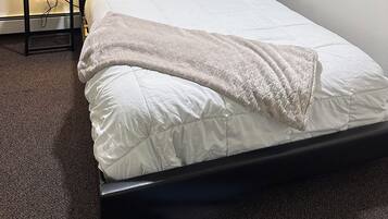 Tabla de planchar con plancha, wifi gratis y ropa de cama