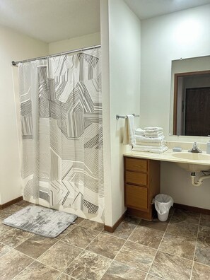 مجففات شعر، مناشف، صابون، شامبو