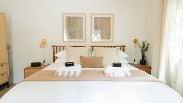 3 Schlafzimmer, Schreibtisch, Bügeleisen/Bügelbrett, Reisekinderbett