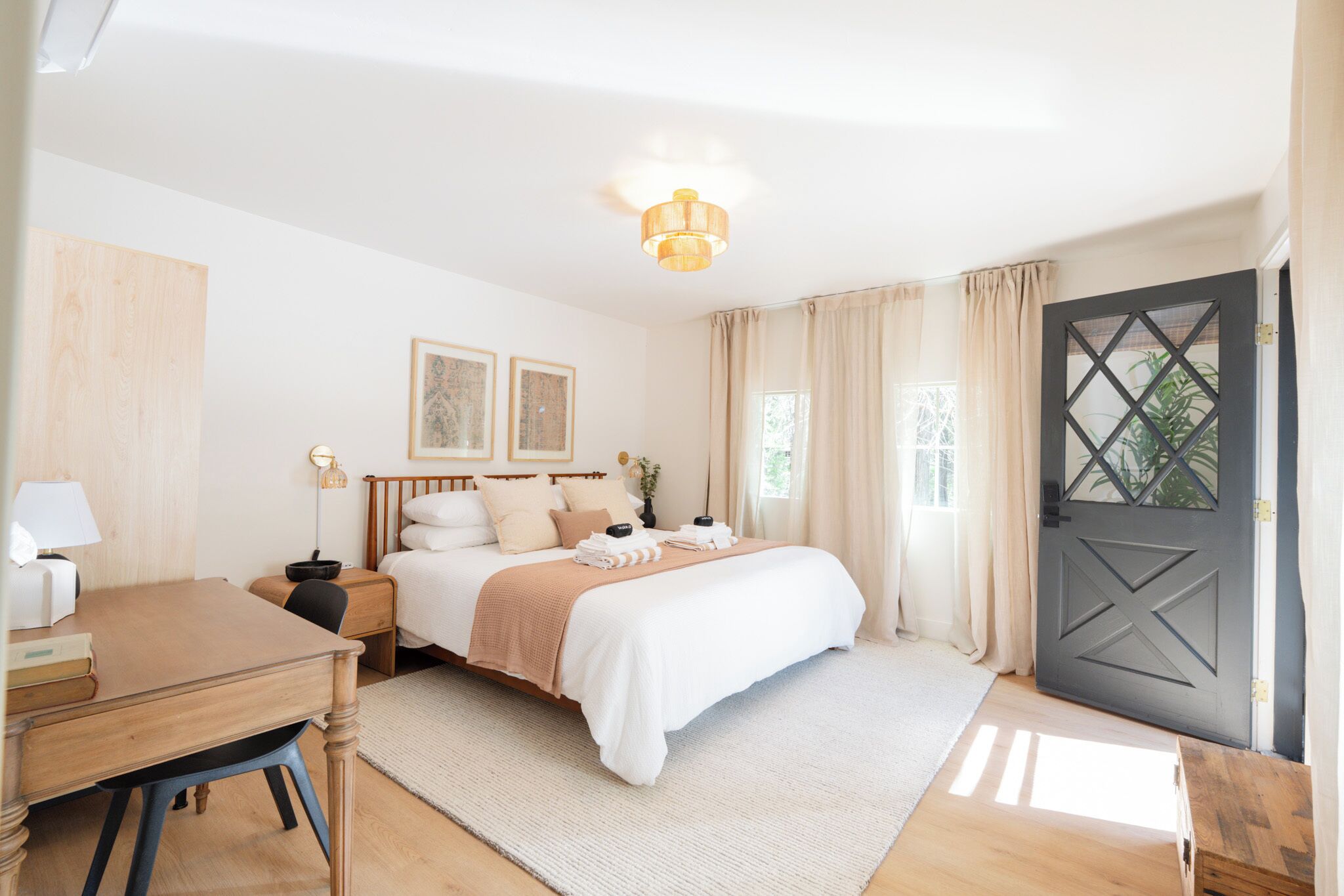 3 habitaciones, escritorio y tabla de planchar con plancha 