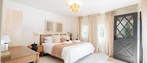 3 عدّة غرف نوم ومكتب ومكواة/لوح كي وسرير سفر