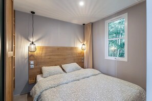 3 bedrooms, bed sheets