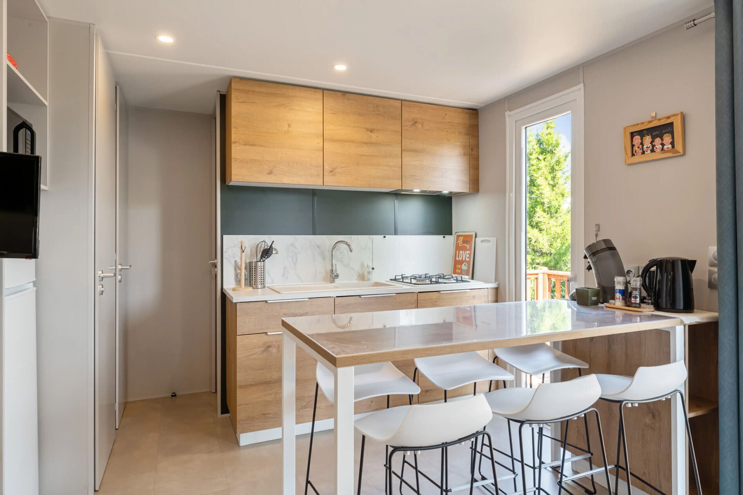 Réfrigérateur, cafetière/bouilloire, bouilloire électrique