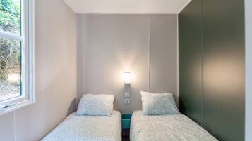 3 bedrooms, bed sheets