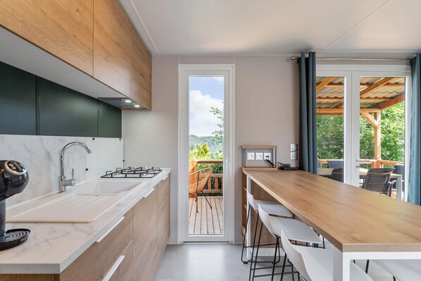 Kylskåp, mikrovågsugn, kaffe- och tebryggare och vattenkokare