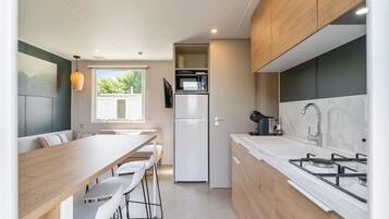 Fridge, microwave, coffee/tea maker, electric kettle